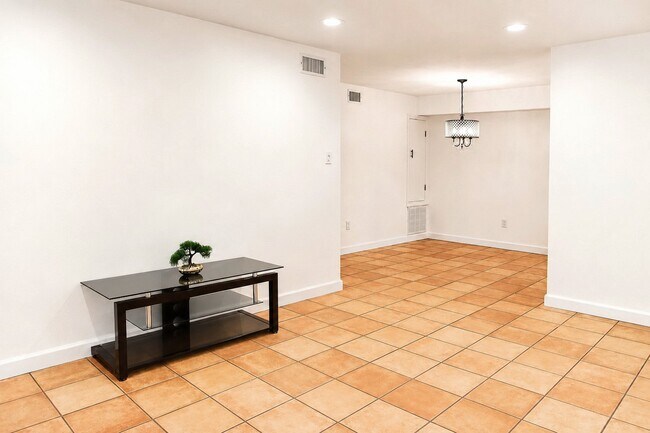 Building Photo - 2744 Briarhurst Dr