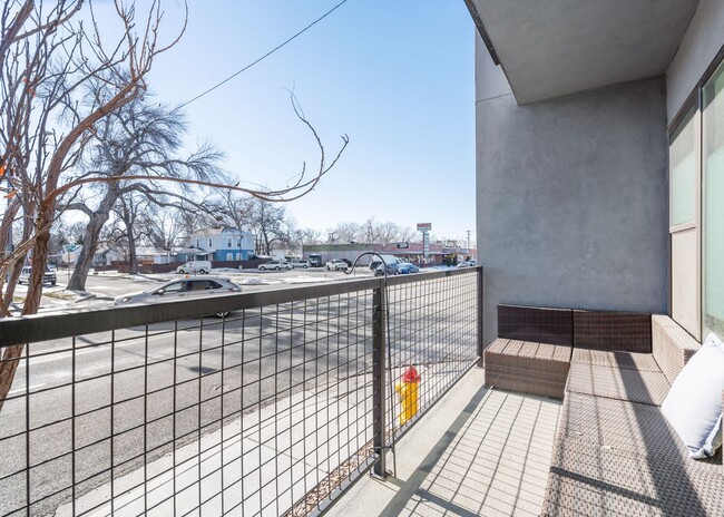 Building Photo - Modern 2 Bed / 2 Bath Townhome in Salt Lak...