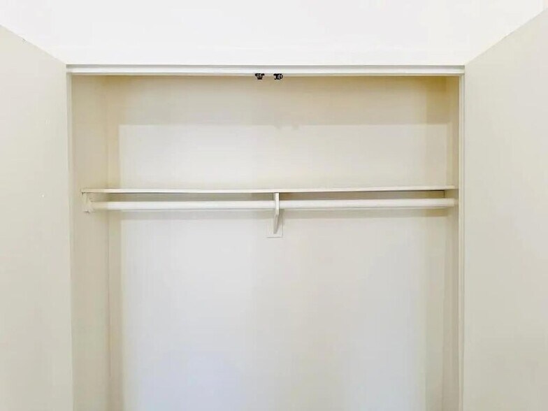 Building Photo - Furnished room/NOT APARTMENT