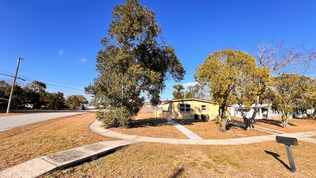 Building Photo - $300 off of a month of rent! Charming 3-Bedroom Home in Deltona! – Pets Welcome (Up to 30 lbs) – ...