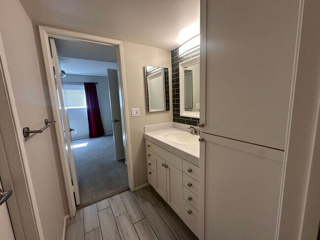 Building Photo - Charming 2 Bed 1 bath Condo