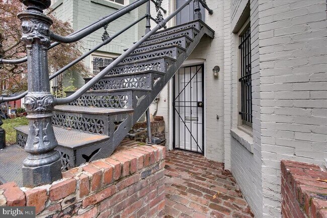 Building Photo - 612 C St NE