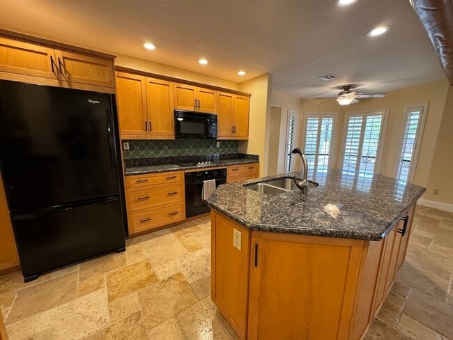 Building Photo - Modern Living Meets Outdoor Luxury in North Phoenix