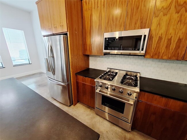 Building Photo - 607 Peacock Ln