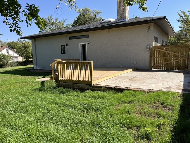 Building Photo - 834 S Western St