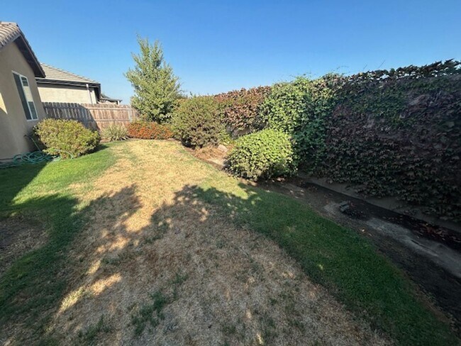 Building Photo - Newer northwest Visalia home in Ashton Park Gated Community