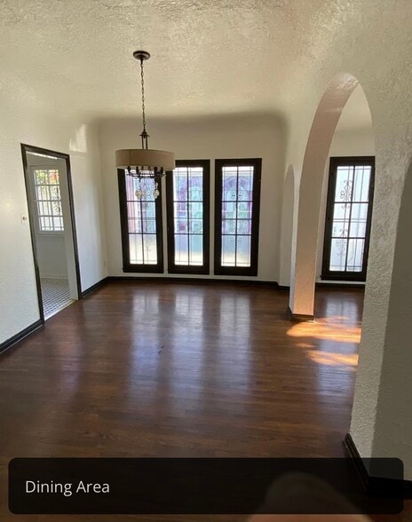 Building Photo - 2570 N Beachwood Dr