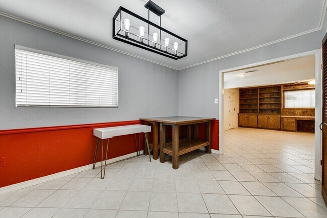Building Photo - 6209 Glenhaven Dr