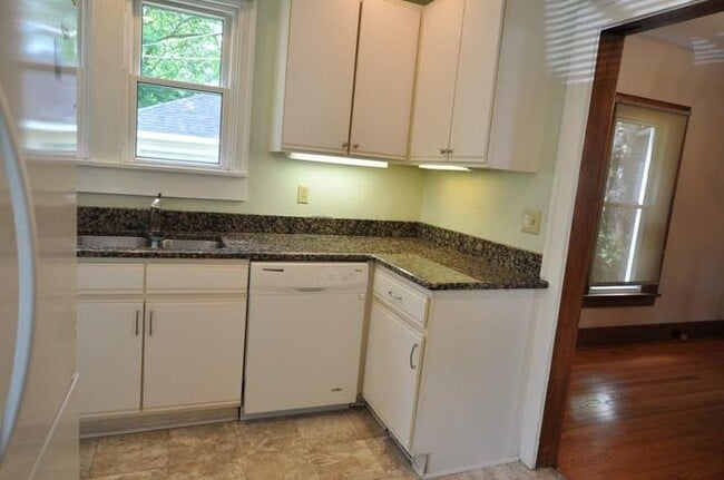 Building Photo - 921 Sylvan Ave