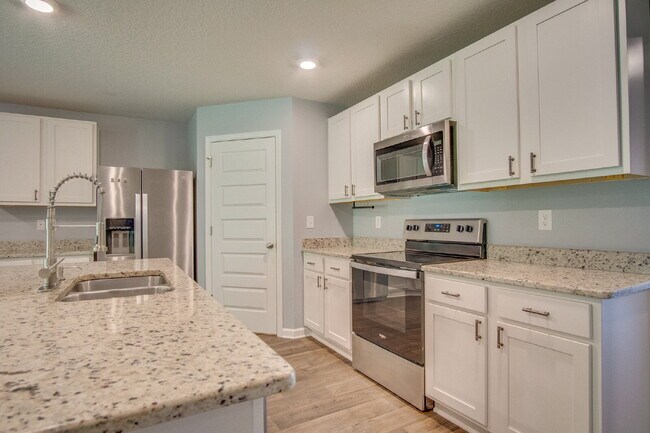 Building Photo - 4BR Home Near Shopping & Navy Federal – $2...
