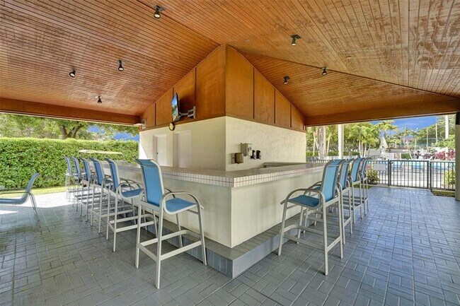 Building Photo - 3200 Port Royale Dr N