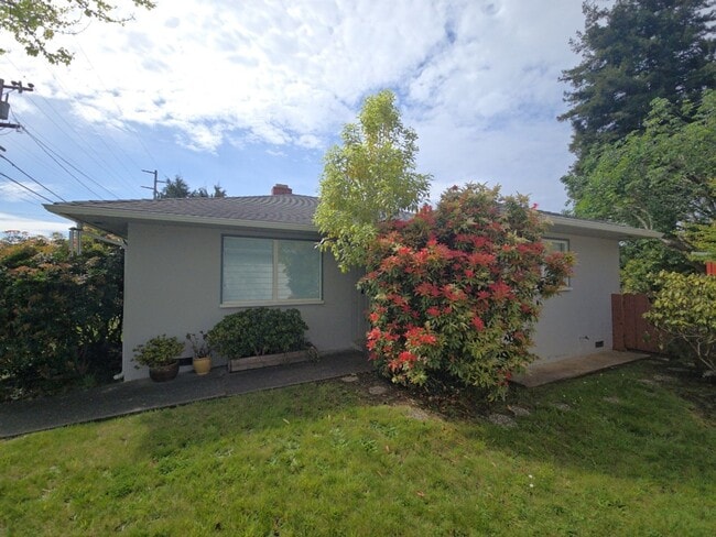 Building Photo - 3BD/2BA Eureka home is close to Sequoia Park, boasts infrared sauna!