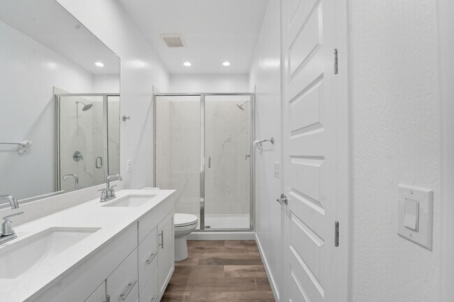 Building Photo - Like Brand New Luxurious Modern 3 Bedroom 2 Bath Townhome in Warner Meadow – Rare Rental Opportun...