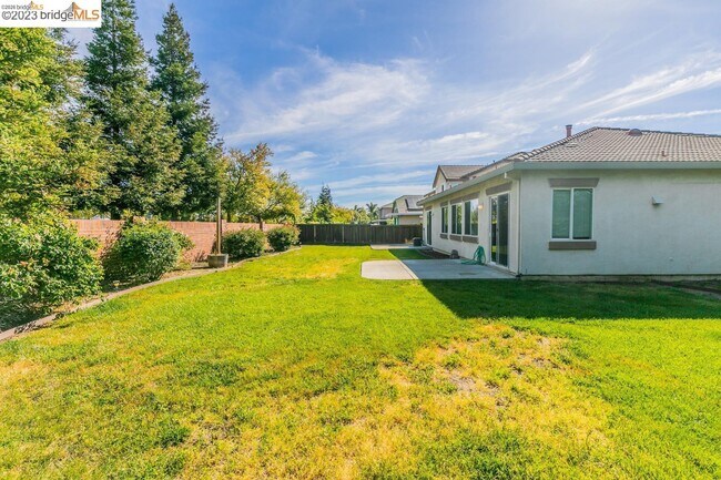 Building Photo - 1055 Meadow Brook Dr