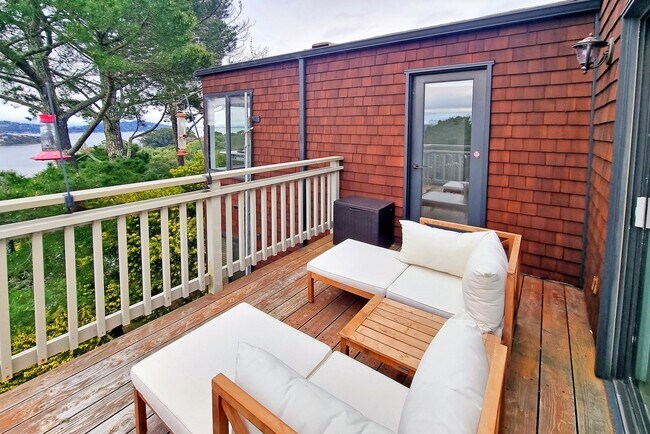 Building Photo - One bedroom top floor corner unit condo with gorgeous view for rent!