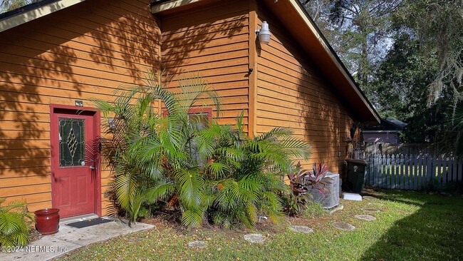 Building Photo - 437 W 9th St