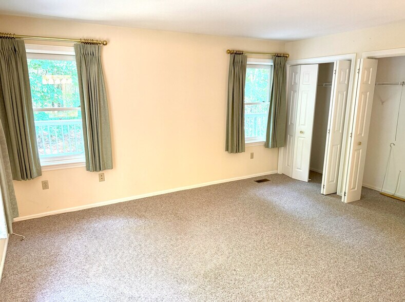 BR1 w Double Closets - 501 Lexington St
