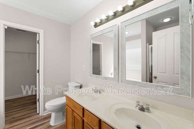 Building Photo - 12427 Oakton Hunt Dr