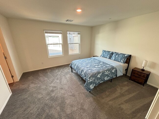 Building Photo - Charming 3Bed/2.5Bath/2Car Townhouse located in Northwest Las Vegas - Make the Move for Less: $30...