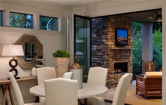 Building Photo - 6Bd/6.5Ba Clyde Hill House