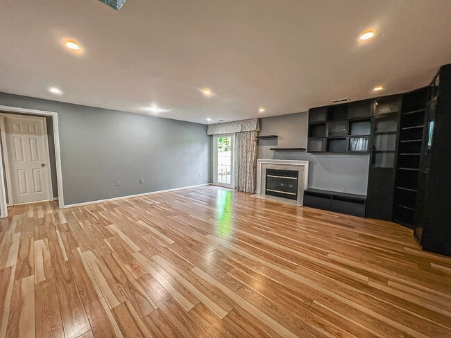 Building Photo - Magnificent 5 Bed 3 Bath Colonial Home Sit...