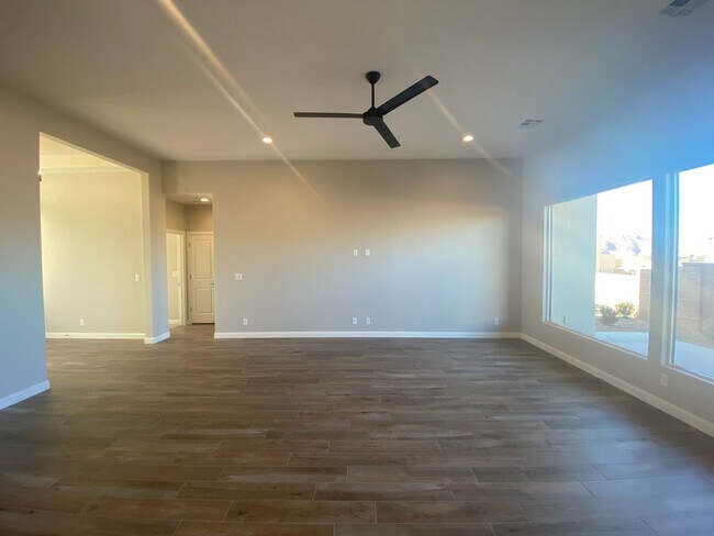 Building Photo - Beautiful home in the Ledges