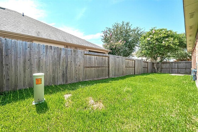 Building Photo - 2819 Lakecrest Way Dr