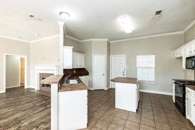Building Photo - 3 bedroom 3 Bath House plus office