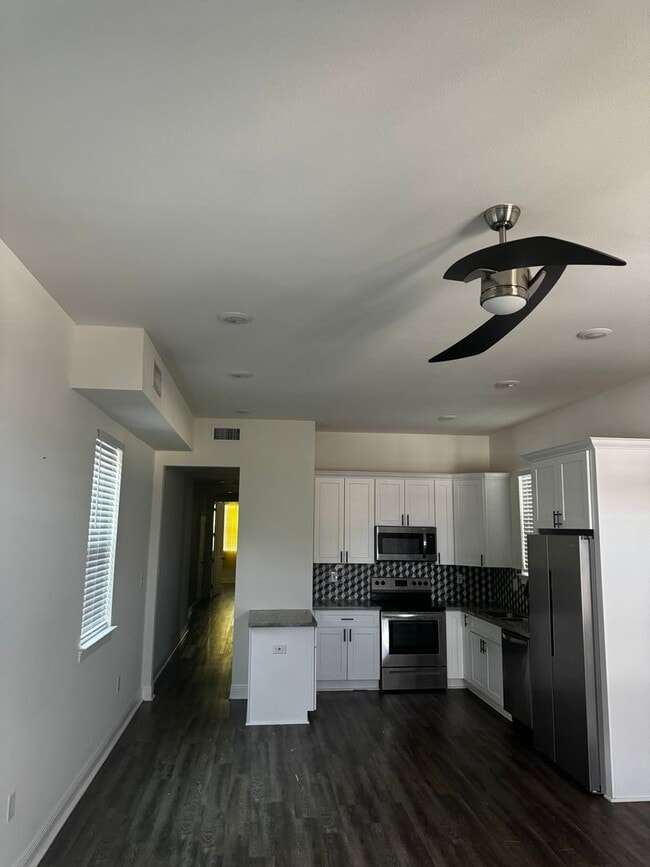 Building Photo - Step into this stunningly crafted duplex in Harrison Ave!