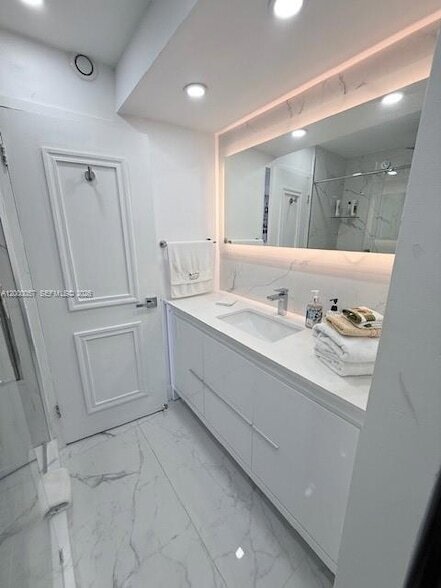 Building Photo - 1100 Alton Rd