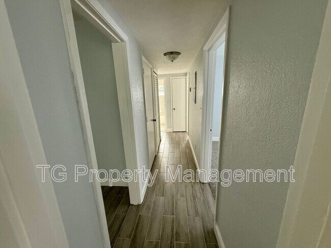 Building Photo - 4721 E Castlewood Dr