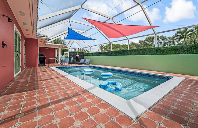 Building Photo - 532 N Palmway