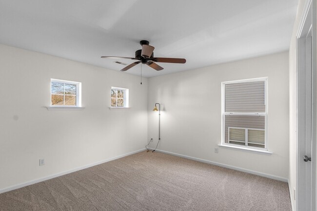 Building Photo - Immaculate 5-bedroom Paradise!