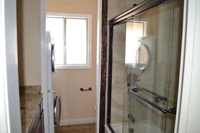 Building Photo - 5472 Roundtree Pl