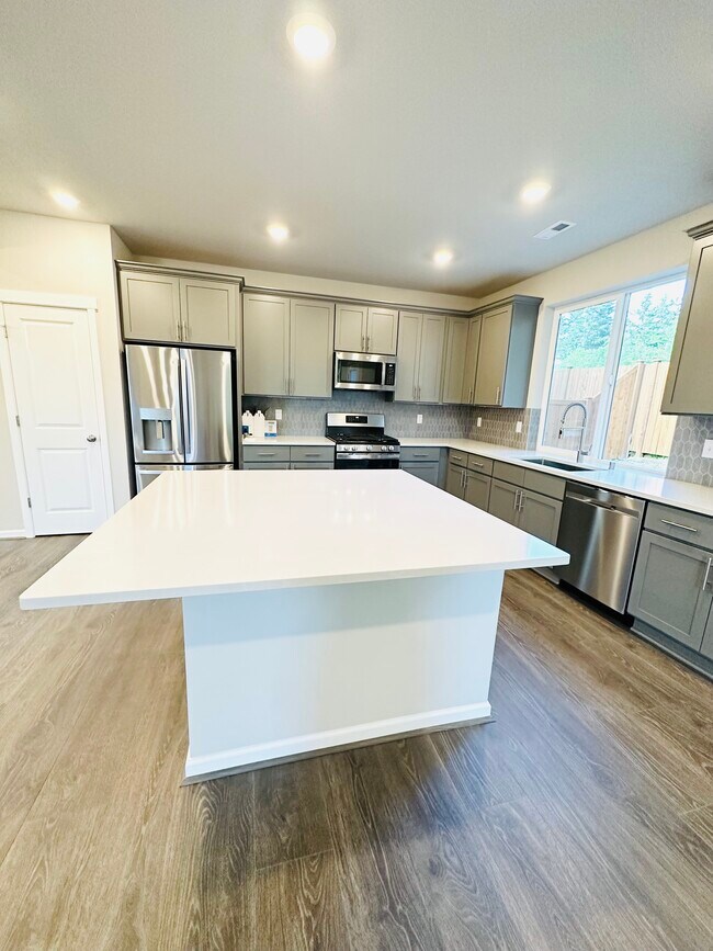 Building Photo - 3719 85th Ave NE