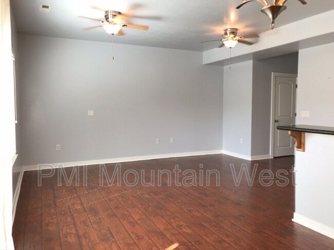 Building Photo - 1039 950 N