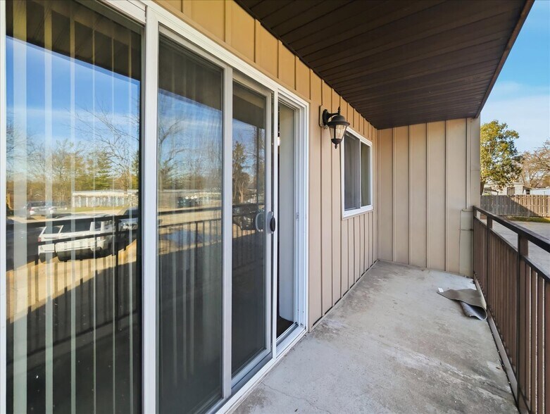 Building Photo - 350 S Main St