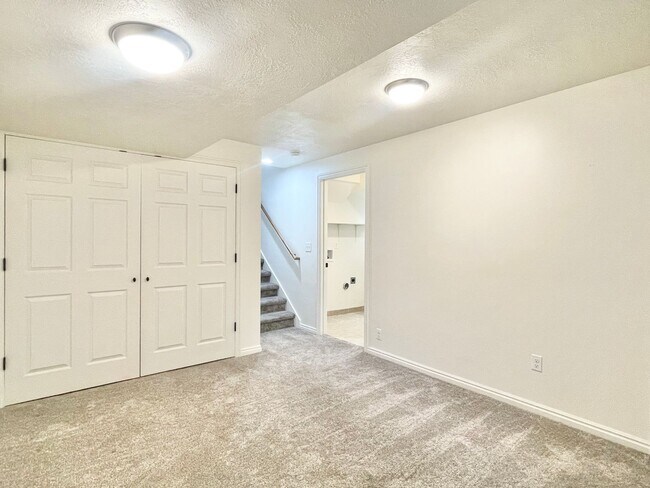 Building Photo - Lovely Sandy Home in Well Kept Neighborhood!