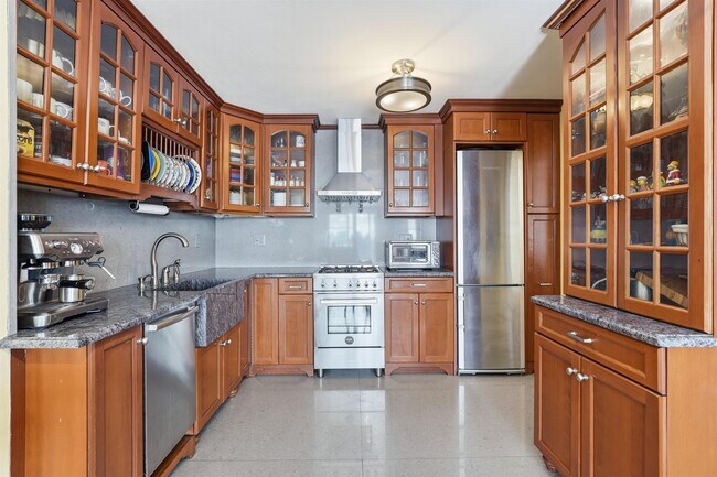 Building Photo - 6040 BLVD E