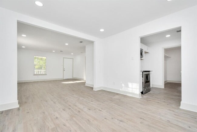 Building Photo - 1501 Maiden Ln