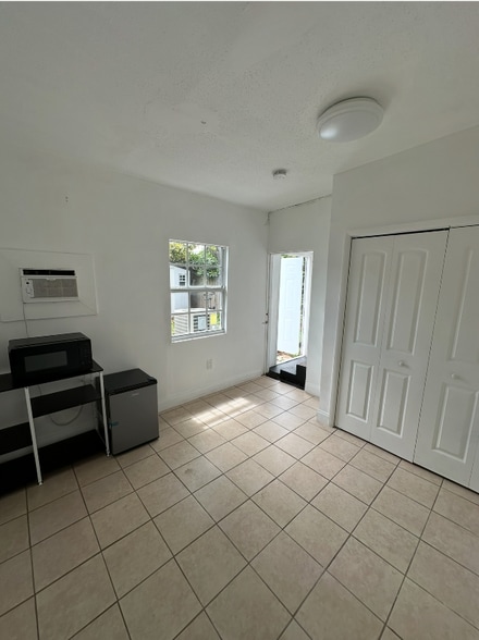 Building Photo - 3340 NW 17th St