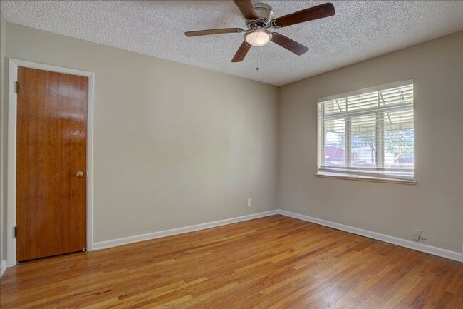 Building Photo - Spacious Sunnyside Bungalow, Finished Basement, 2-Car Garage