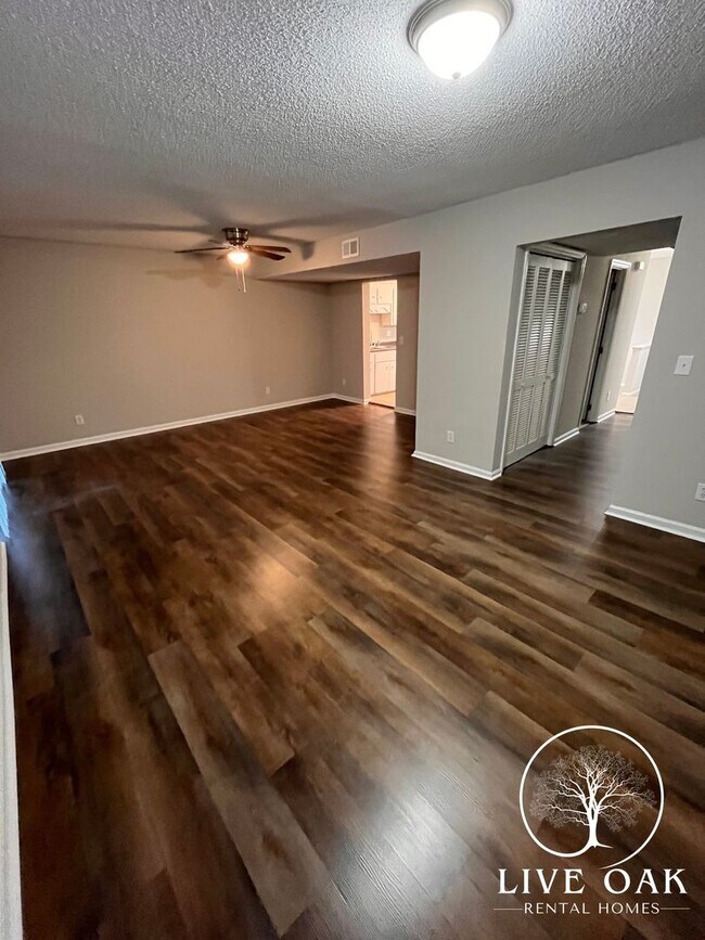 Building Photo - 912 Pineland Ave