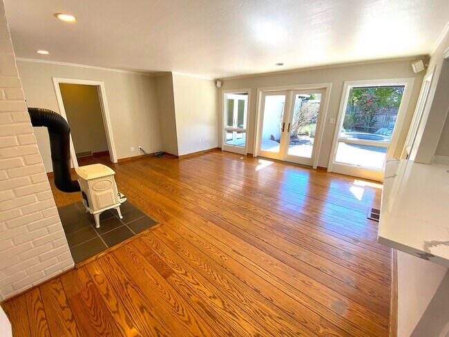 Building Photo - Beautiful 3 Bed + 2 Bath Los Altos Home - ...