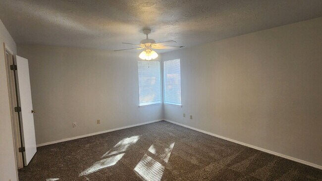 Building Photo - 3 bed, 2 bath - Spacious upstairs duplex o...
