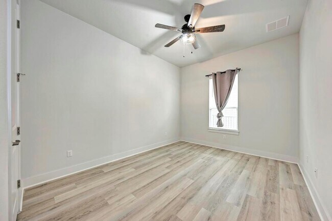 Building Photo - 1104 Almeria Bend