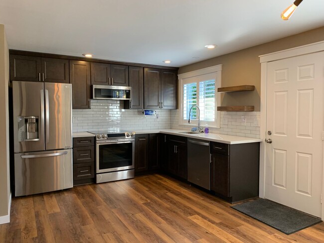 Building Photo - Gorgeously remodeled 2 bed 2.5 bath duplex...