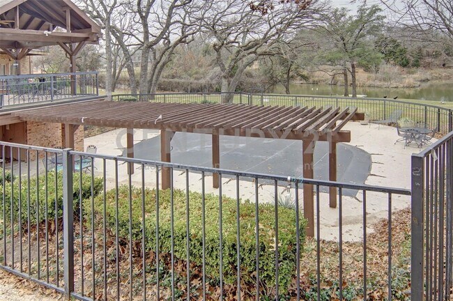 Building Photo - Beautiful 3/2/2 Townhome in Weatherford Ready For Move-In!