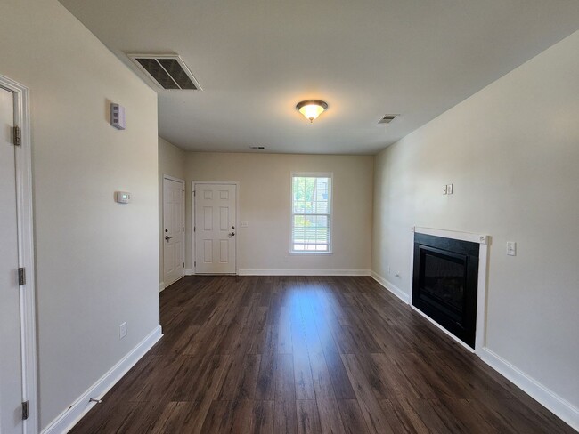 Building Photo - Great Location in the River Stone Community!