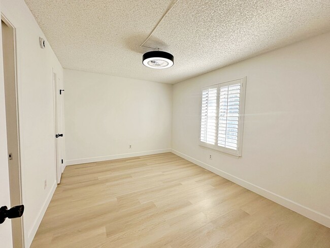 Building Photo - REMODELED 2 BEDROOM CONDO